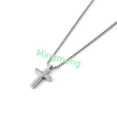 Collier de croix en or blanc en acier inoxydable avec arrangement de diamants frais et collier de croix en diamant complet