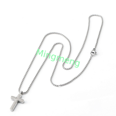Collier de croix en or blanc en acier inoxydable avec arrangement de diamants frais et collier de croix en diamant complet