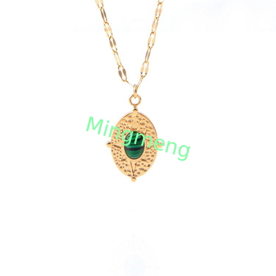 Un nouveau collier vert paon, un pendentif à la mode.