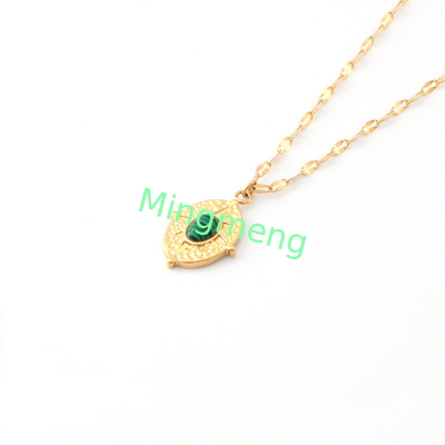 Un nouveau collier vert paon, un pendentif à la mode.