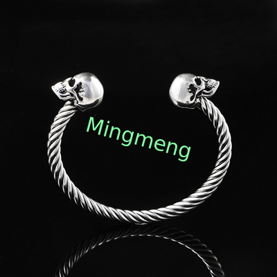 Bracelet explosif pour homme à double crâne en acier inoxydable.